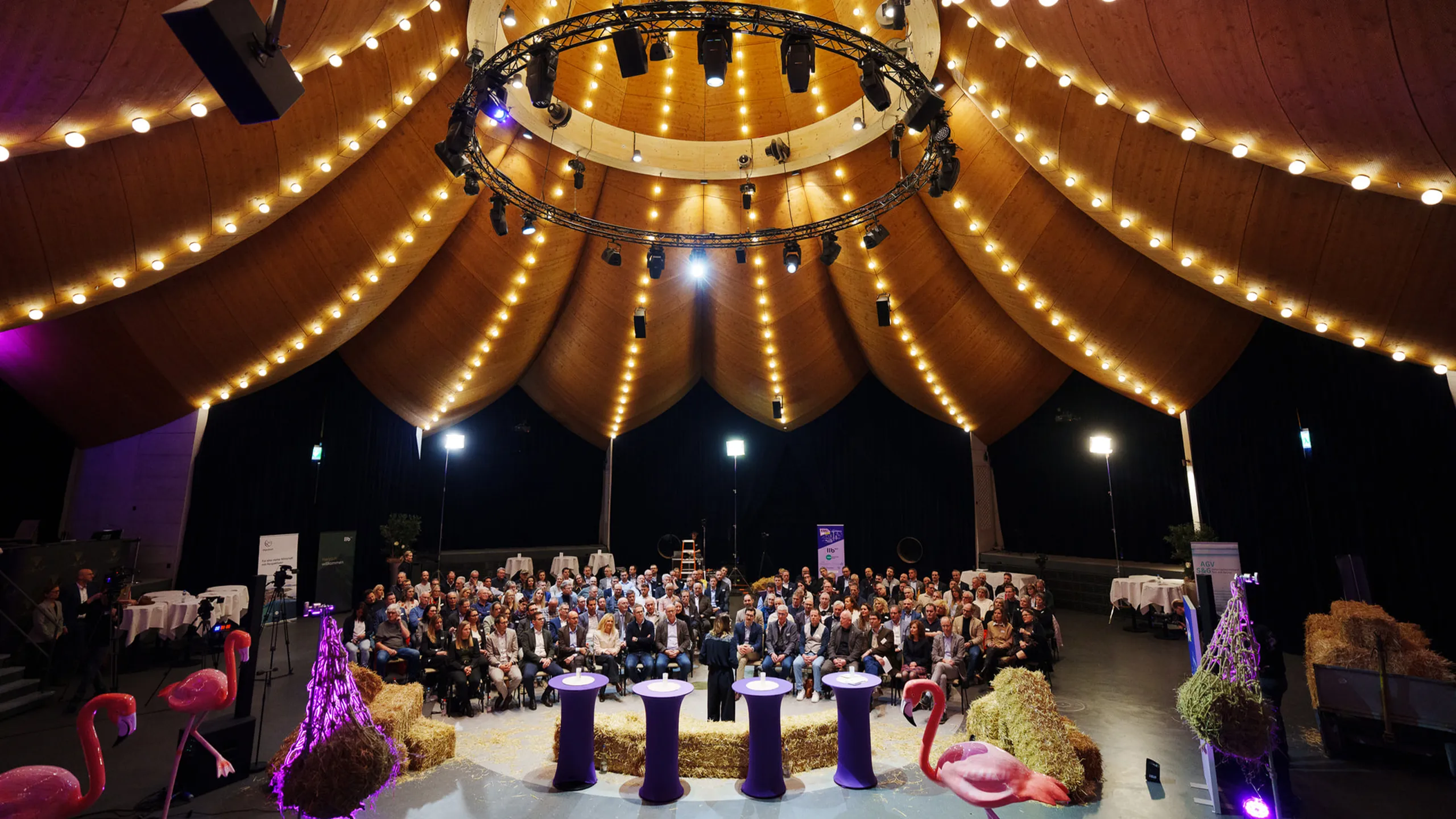 gabriela-martinelli-design-umwelt-und-gesundheitsschutz-stadt-winterthur-branding_3.webp Szenerie und Szenografie, die Marke im Raum am KMU-Date beim Zirkus Knie.
